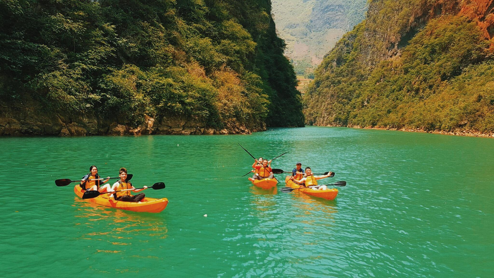 Du lịch Hà Giang đừng bỏ lỡ trải nghiệm trên thuyền Kayak trên sông Nho Quế